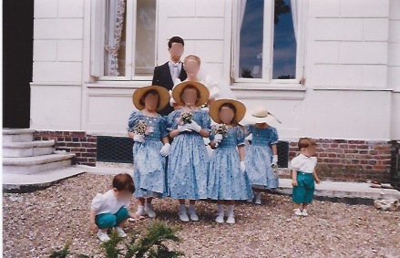 Cortège Isabelle: Liberty Elsyan bleu et capelines de paille