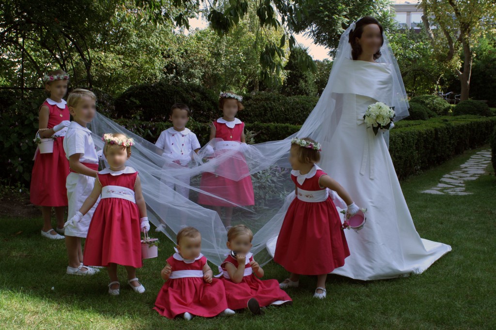 Cortège Elisabeth: rouge cerise et gants blancs