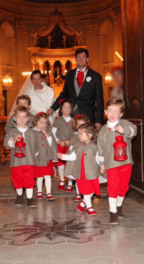 Cortège Laure: capes en cachemire gris et lanternes rouges