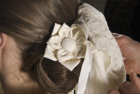 Coiffure de mariée de Claire: fleur de soie