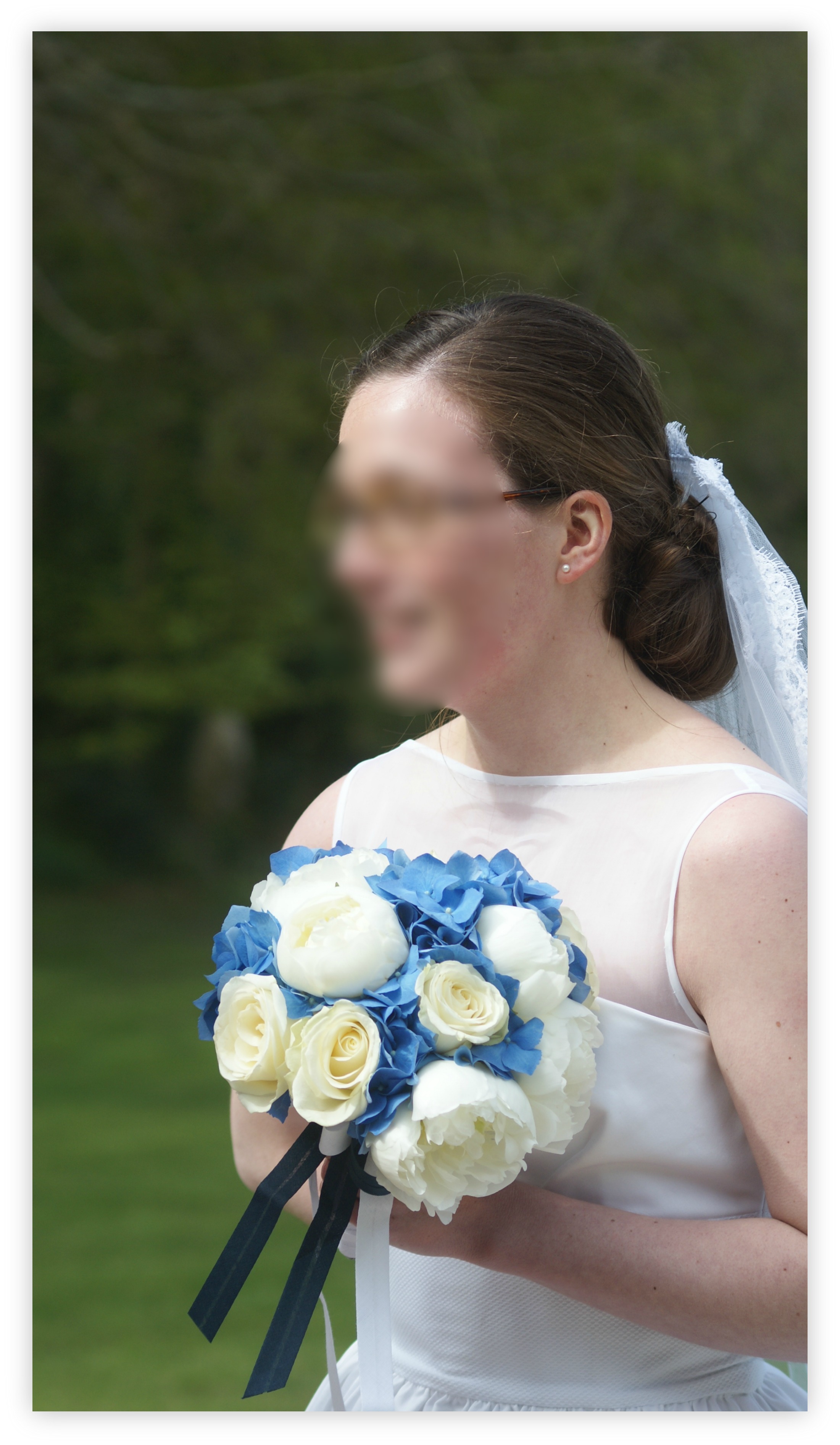 Bouquet de mariée composé de roses, pivoines et hortensias bleus