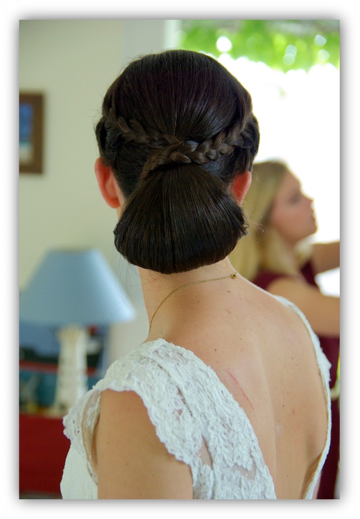 Robe et Coiffure de mariée de Marie-Aude: chignon bas