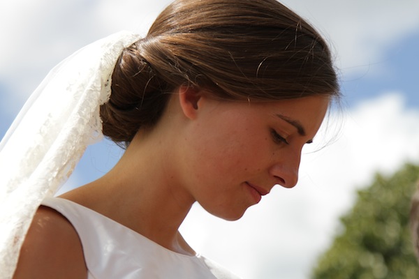 Coiffure de mariée de Joséphine: Chignon à l’orchidée