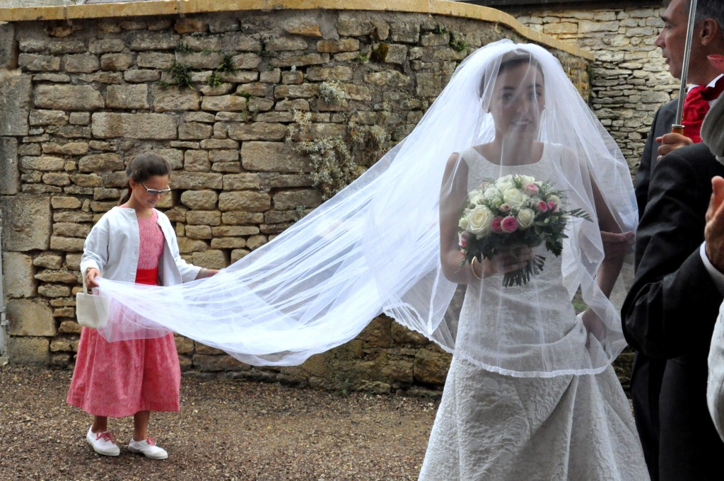 Robe de mariée, voile, chignon et bouquet de Clotilde