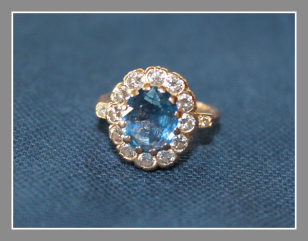 Bague de fiançailles de Sophie: Saphir bleu monture Pompadour