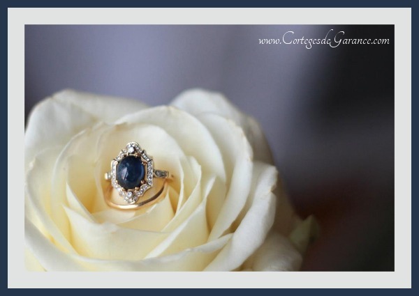 Bague de fiançailles de Cécile: Saphir cabochon et monture ancienne