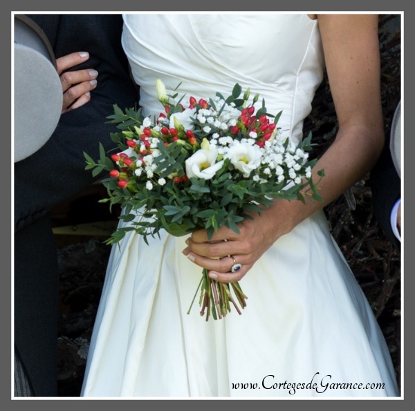 Bouquet de mariée de Louise: hypericum rouge et feuilles d’eucalyptus