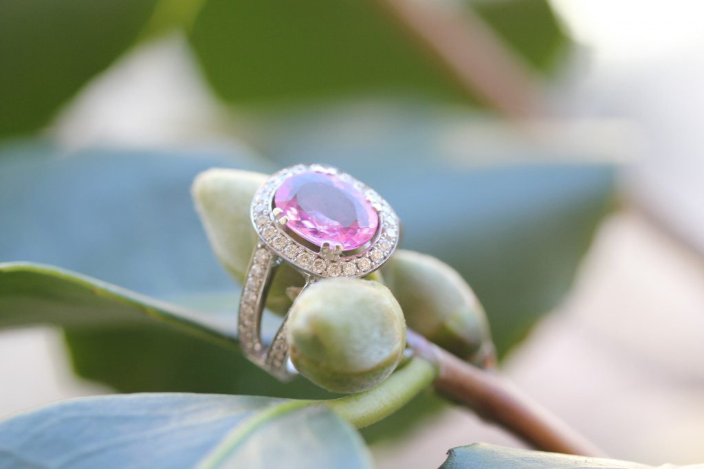 Bague de fiançailles d’Hortense: Saphir rose