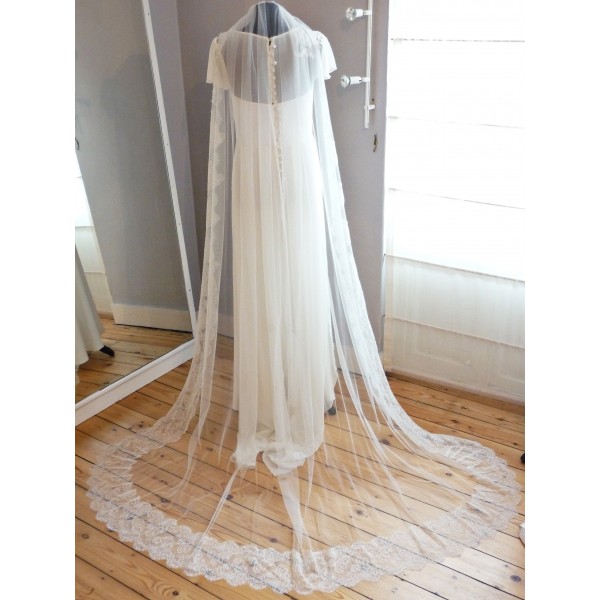 En boutique: Voile de mariée en tulle de soie et dentelle de Calais