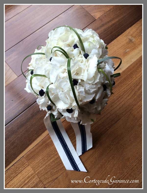 Bouquet de mariée d’Anne-Cécile: hortensias blancs et longs rubans