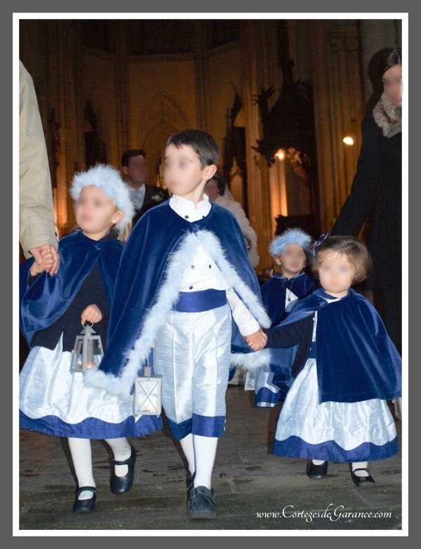 Cortège Emilie: Soie et velours bleus. Noces de bois !