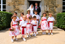 Cortège Margot: Toile de Jouy rouge Hermès, transformation de tenues issues du Prêt à porter.
