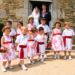 Cortège Margot: Toile de Jouy rouge Hermès, transformation de tenues issues du Prêt à porter.